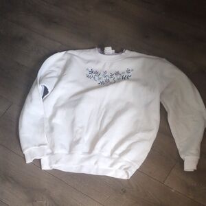 White Sweatshirt with Floral Embroidery Vintage